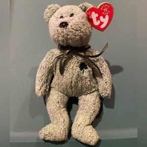 NWT BEANIE BANY - “Shamrock” bear kept in collectible case.